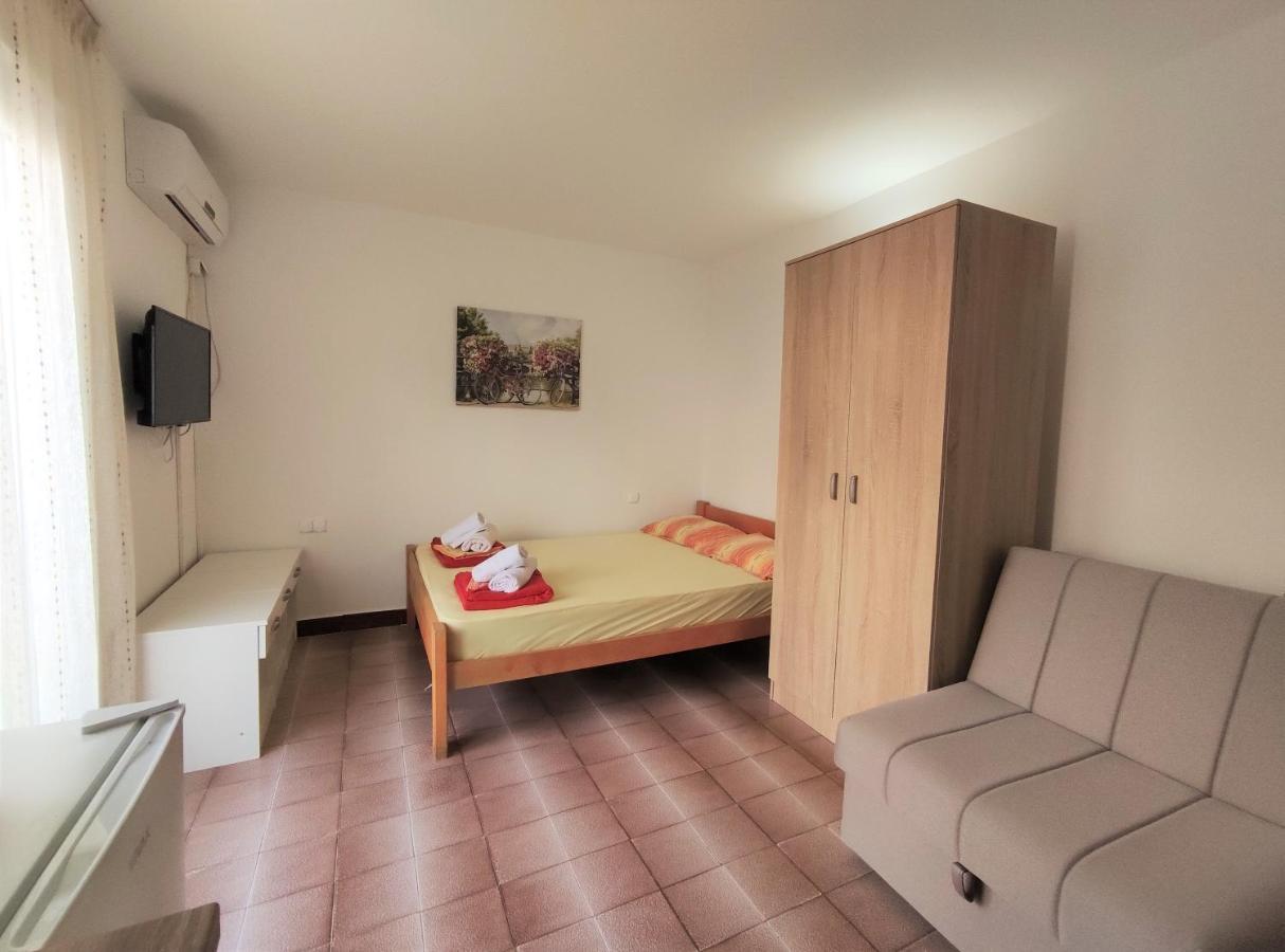 Guest House Lotos Bečići Kültér fotó